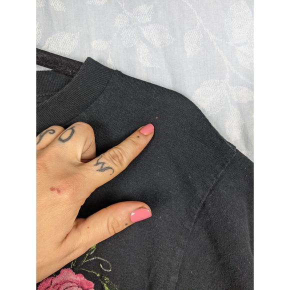 Distressed Skull / Roses T Shirt Size Small - Picture 5 of 6